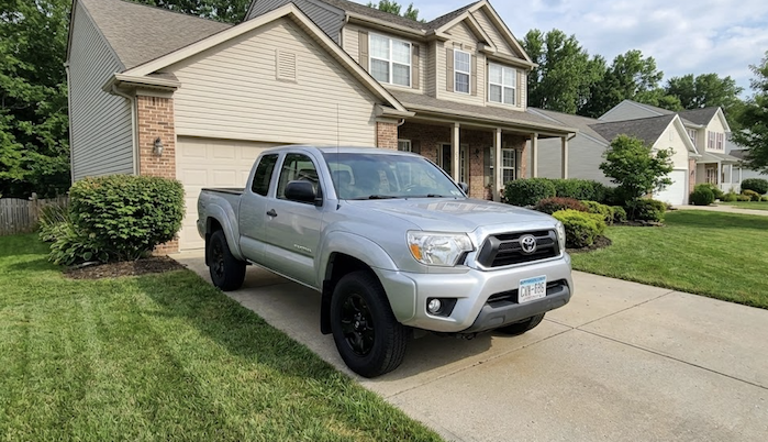 La Toyota Tacoma 2011 de Ross Moore en su entrada